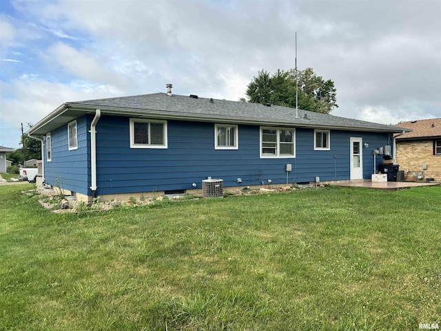 1275 Sunview Dr, Canton, IL 61520 - rear view of property with a patio and a yard