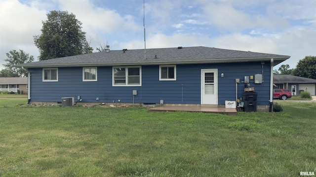 1275 Sunview Dr, Canton, IL 61520 - back of house with a lawn