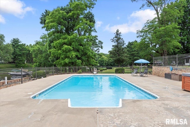 14 Beachview Ln, Springfield, IL 62712 - view of pool featuring a patio area and view of wooded area