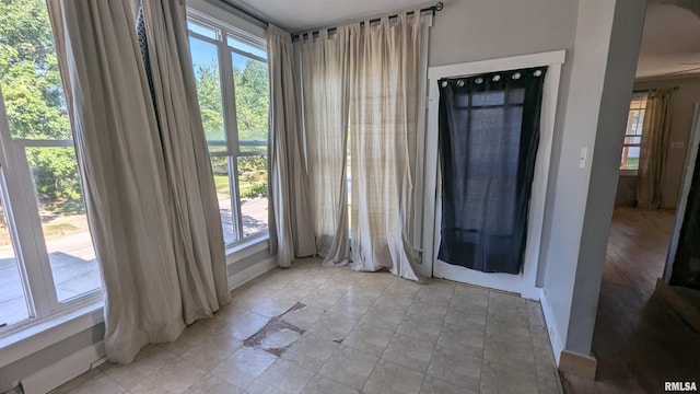 927 Sycamore St, Quincy, IL 62301 - unfurnished room with healthy amount of natural light