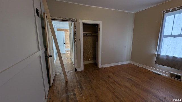 927 Sycamore St, Quincy, IL 62301 - unfurnished bedroom with hardwood / wood-style flooring and a closet