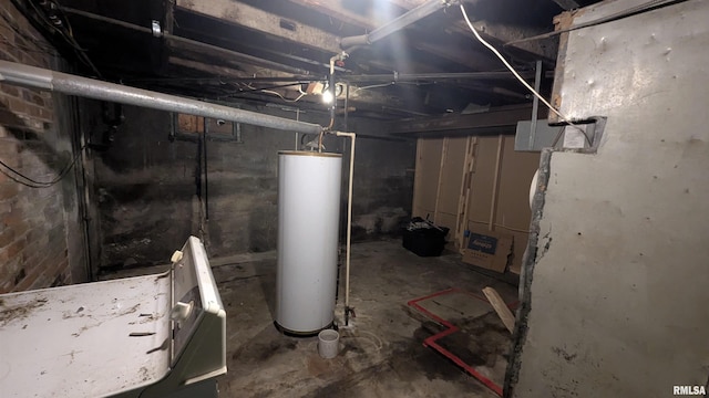 927 Sycamore St, Quincy, IL 62301 - unfinished below grade area featuring water heater