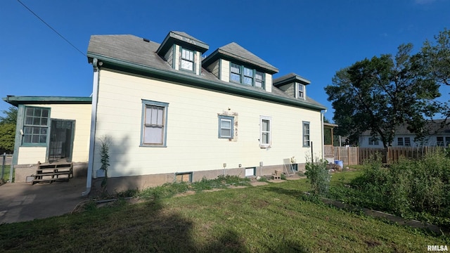 927 Sycamore St, Quincy, IL 62301 - view of home's exterior with entry steps