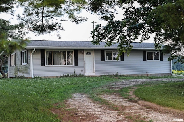 29498 420th St, Griggsville, IL 62340 - ranch-style home featuring a front lawn