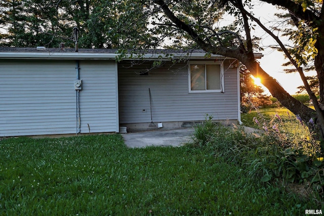 29498 420th St, Griggsville, IL 62340 - rear view of property with a yard