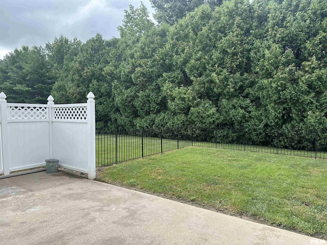 4004 Abbey Ridge St, Quincy, IL 62305 - view of yard featuring a patio area