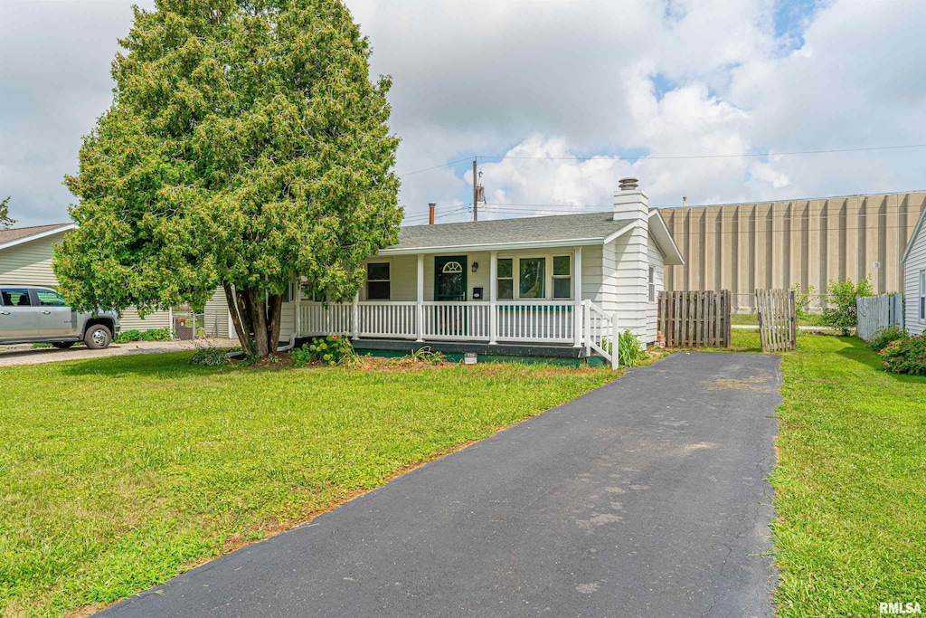 320 Welch Dr, Lincoln, IL 62656 - photo 1