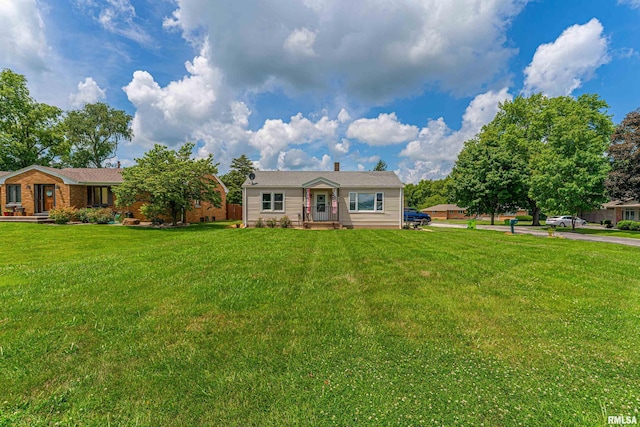 902 S Spring St, Mount Pulaski, IL 62548 - photo 1