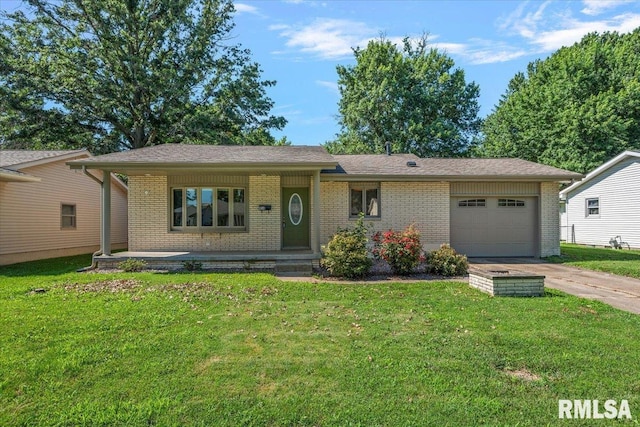 814 Virginia Ave, Taylorville, IL 62568 - photo 1