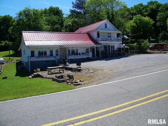 view of front of home with a porch and a front lawn