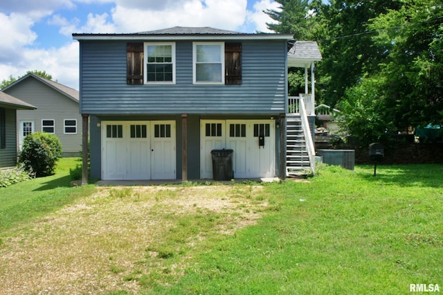 view of front of property featuring a front lawn and a garage