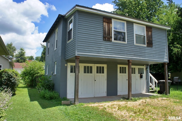 view of front of property featuring a front lawn and a garage