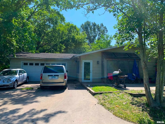 5281-5287 Country Club Rd Unit 1 2 3-12, Murphysboro, IL 62966 - ranch-style house with a garage