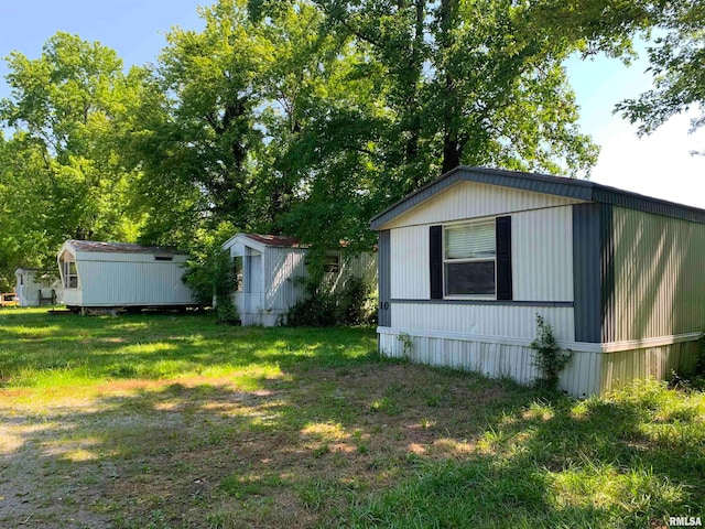 view of yard featuring a shed