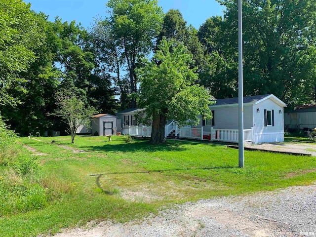 view of yard featuring a storage shed