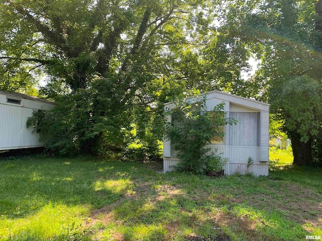 view of yard with an outdoor structure