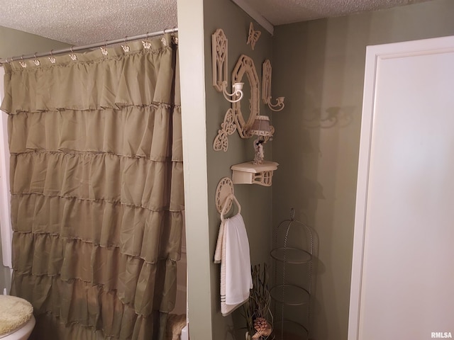 bathroom featuring a textured ceiling