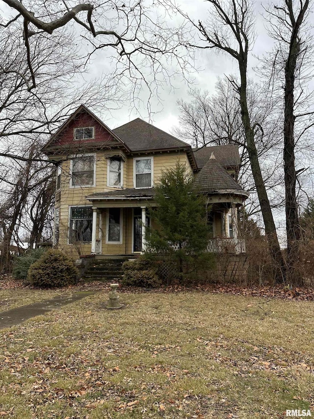 view of front facade with a front lawn