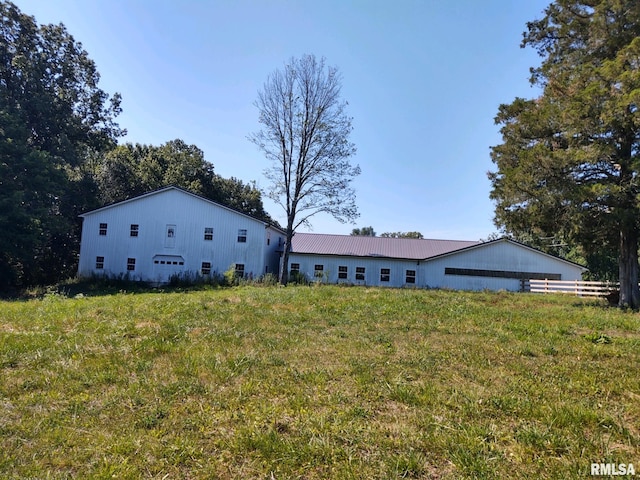 view of front of house featuring a front lawn