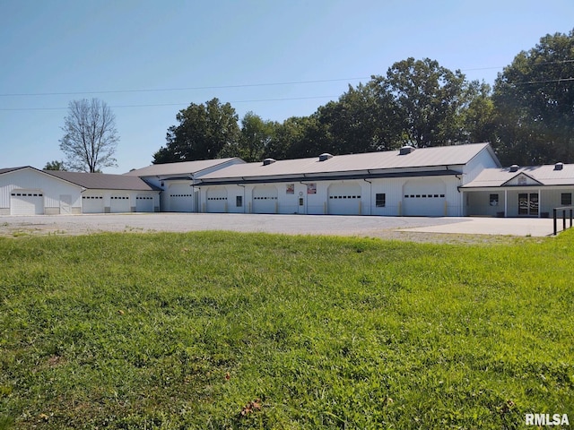 view of front facade featuring a front yard and a garage