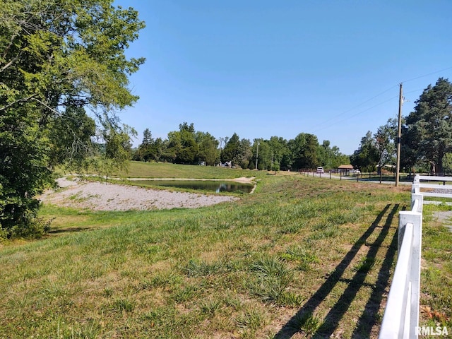 view of yard featuring a rural view