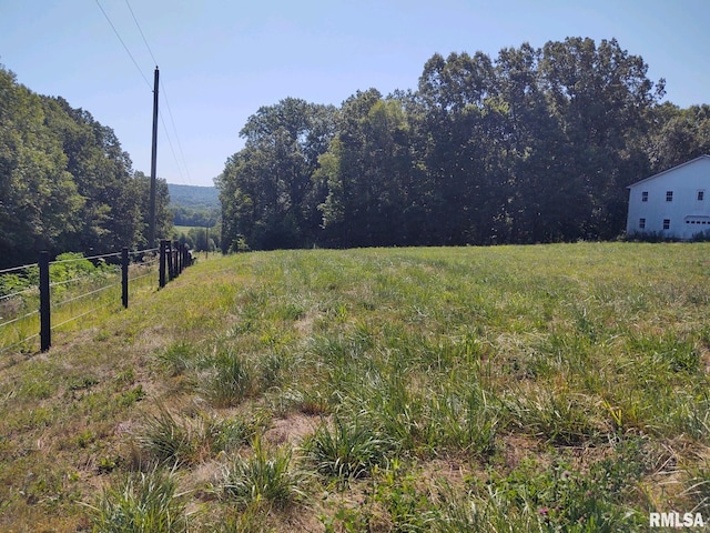 view of yard featuring a rural view