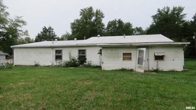 back of house featuring a yard