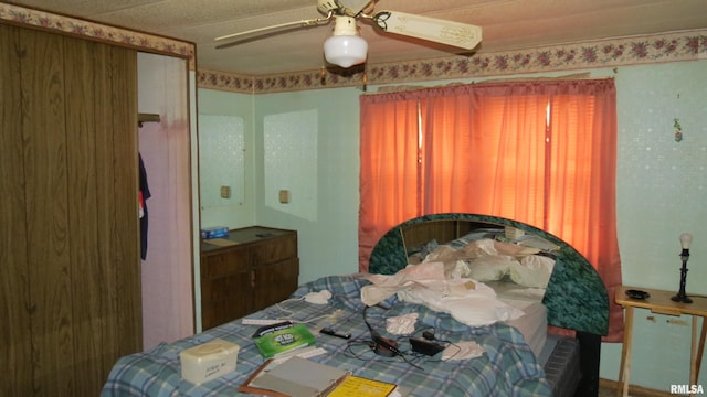 bedroom featuring ceiling fan