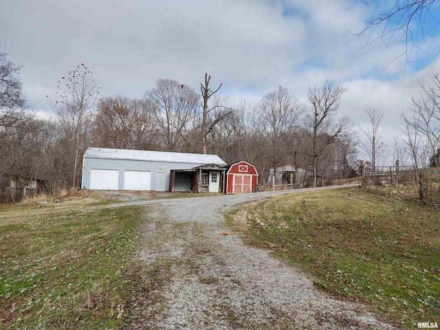 view of yard featuring an outdoor structure