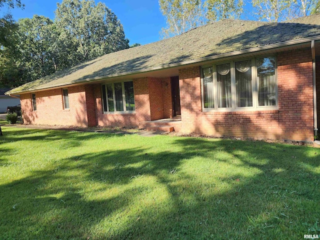 single story home with a front yard