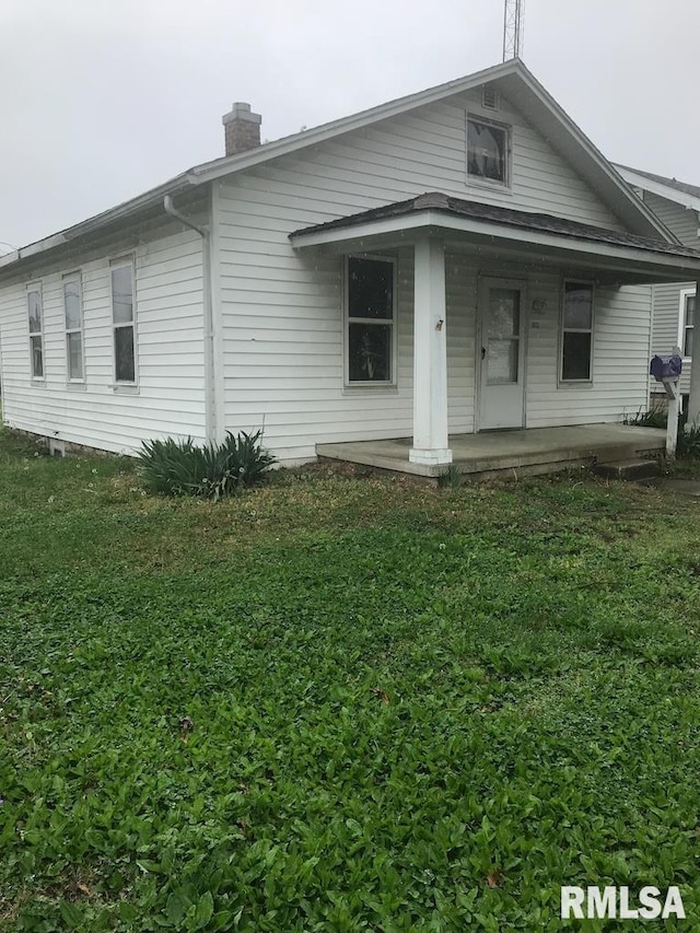 view of front of home featuring a front lawn