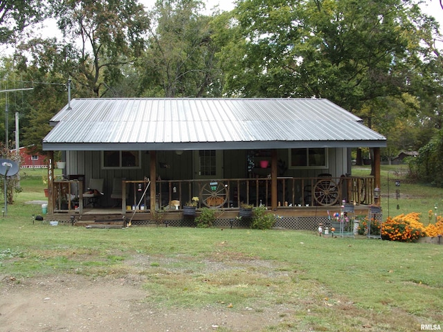 view of front of property featuring a front lawn