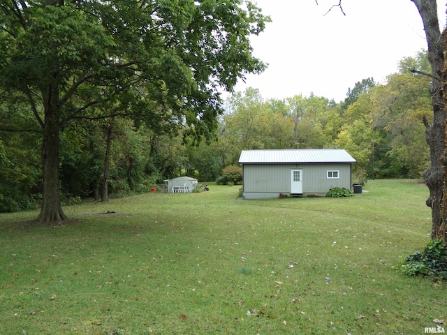 view of yard featuring a storage shed