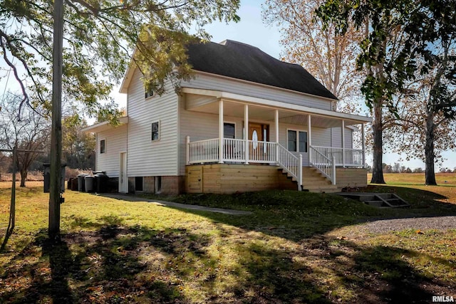 country-style home featuring a porch and a front lawn