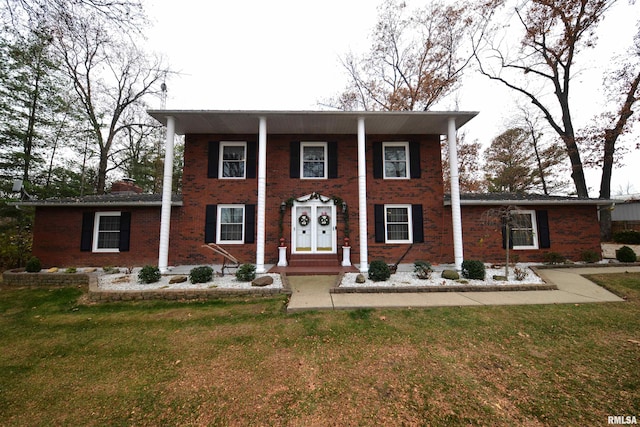 view of front of house featuring a front yard