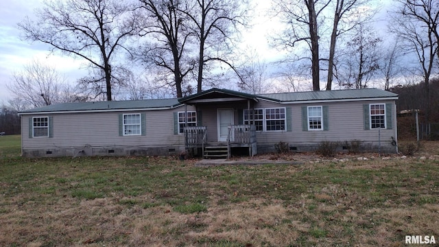 view of front of home featuring a front lawn