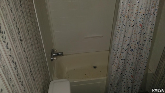 bathroom with shower / tub combo with curtain