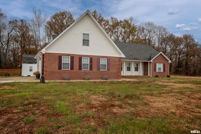 view of front of house with a front lawn