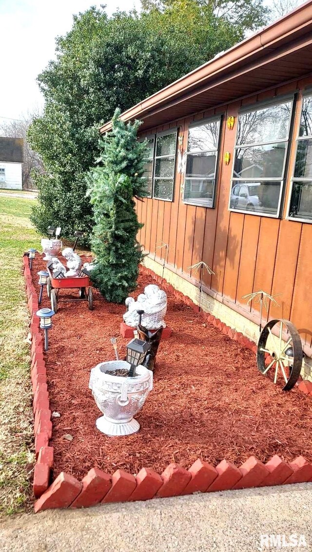 405 4th St, Rosiclare, IL 62982 - view of yard