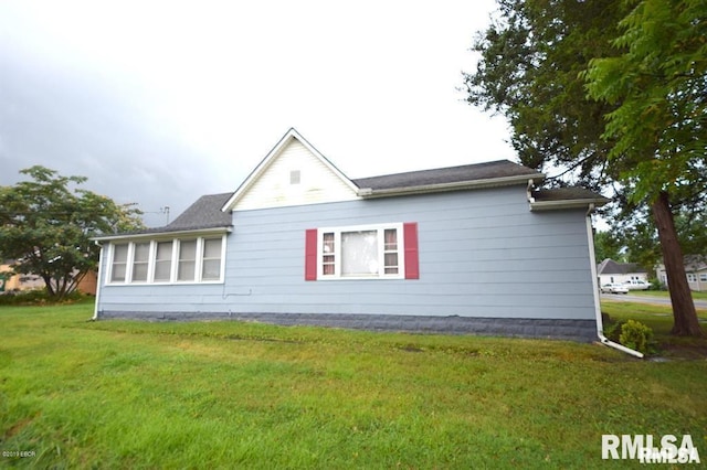 view of side of property featuring a lawn