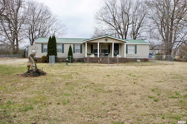 view of front of home featuring a front yard