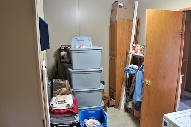 storage room with washer / clothes dryer