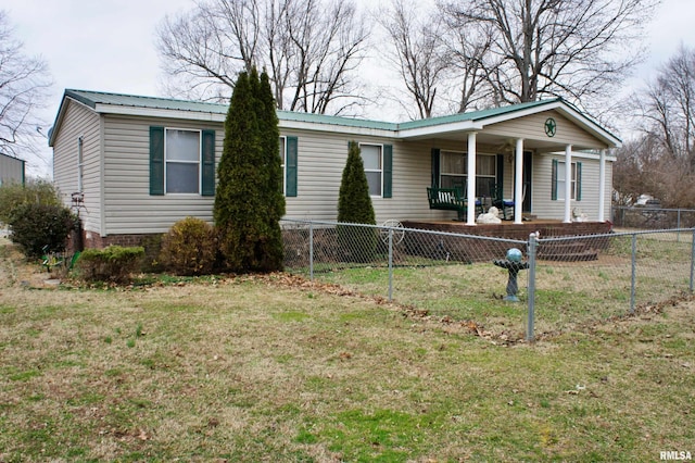 view of front of property featuring a front yard