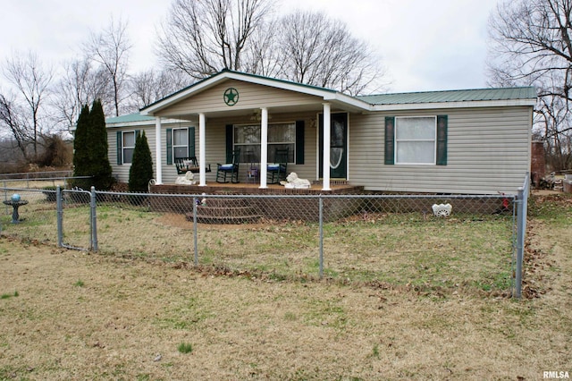 view of front of property featuring covered porch and a front yard