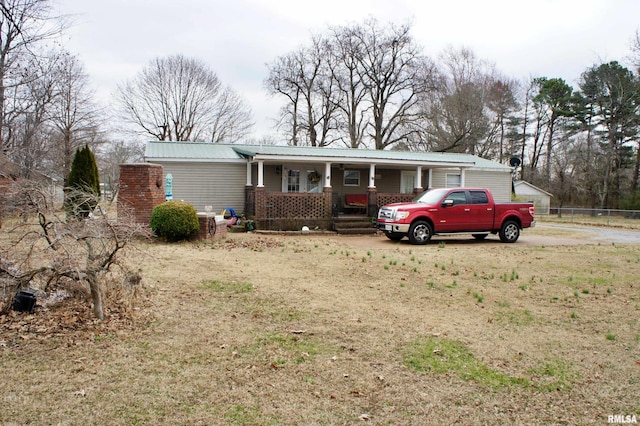 single story home with a porch