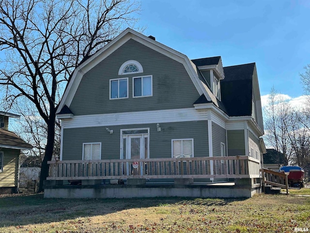 view of front of house with a front lawn