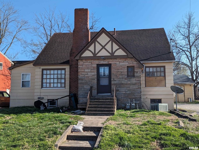 view of front facade featuring central AC and a front lawn