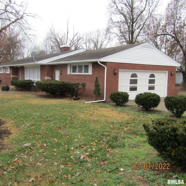 ranch-style home featuring a front lawn