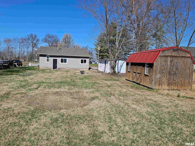 view of yard featuring an outdoor structure