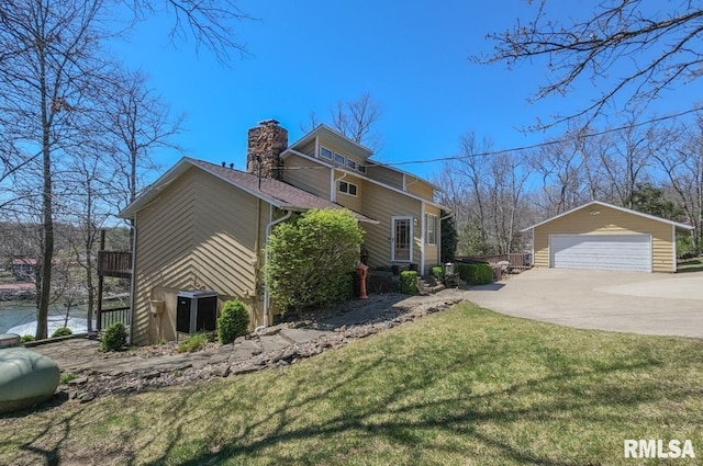 view of front of property featuring a front lawn, an outdoor structure, and a garage